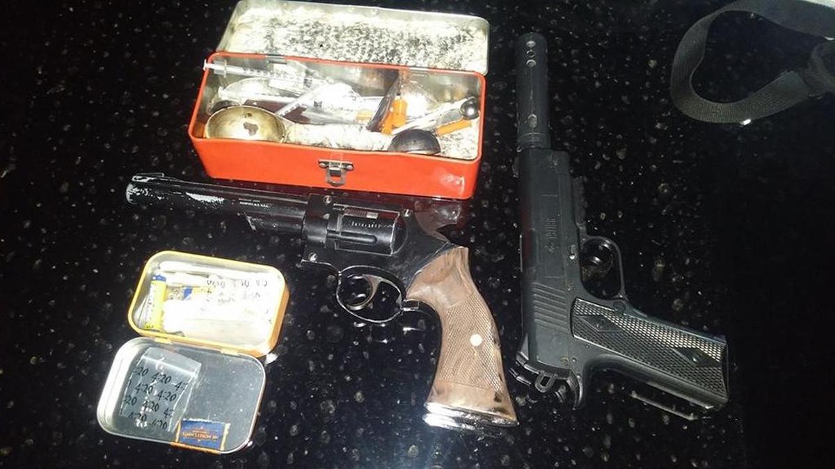 Kennewick police responded to reports of a car prowl and arrested a Benton City man for other outstanding warrants. They also found that he had heroin and two real-looking airsoft pistols.