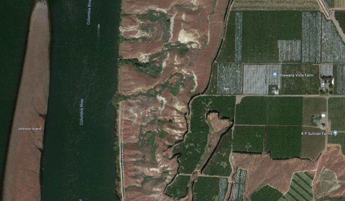 Carbody Beach is near the end of Columbia River Road north of Pasco in Franklin County. The unofficial recreation spot faces Johnson Island in the Columbia River.