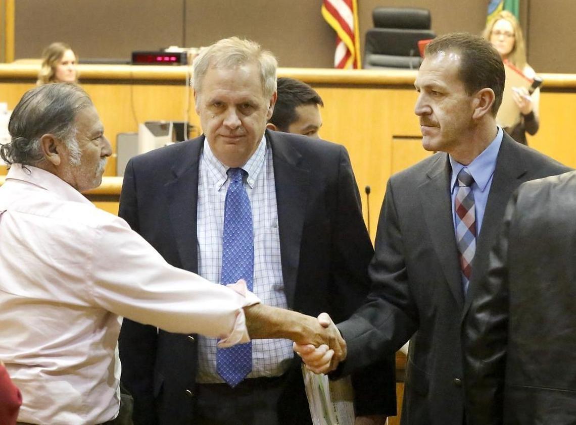 Esteban Torres, left, the grandfather of murder victim Victoria Torres, shook hands with Benton County sheriff’s Detective Lee Cantu after Francisco J. Resendez Miranda was convicted in November 2015 of killing three Pasco friends. Benton County Prosecutor Andy Miller stands with them.
