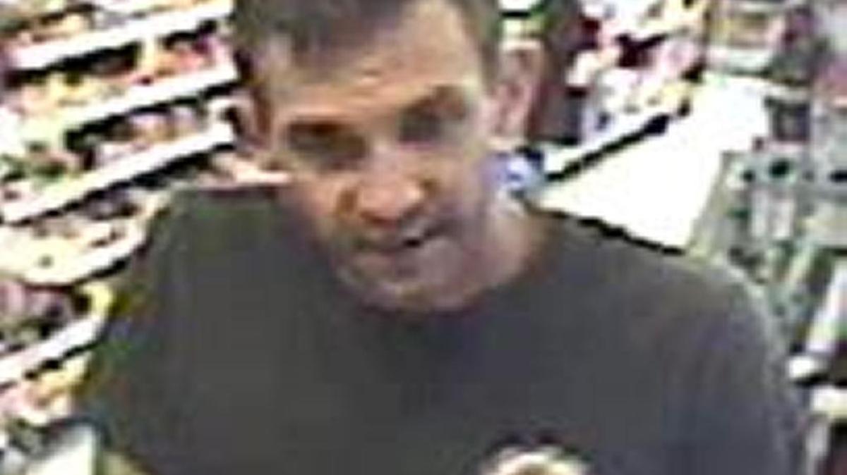 Kennewick police are searching for a suspect that robbed a Clearwater Avenue Circle K on Saturday.