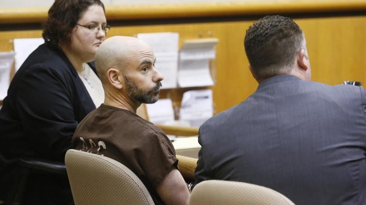 Matthew de Vore, center, should have been allowed to plead guilty more than 1 1/2 years ago to the fatal stabbing of his estranged wife’s boyfriend, the Washington state Court of Appeals ruled Tuesday.