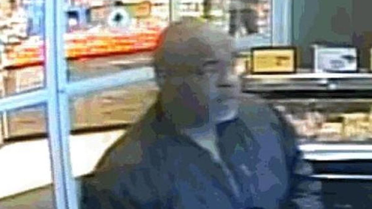 Deputies and police are searching for a pair of suspects that are prowling vehicles and taking credit cards. They are using the cards at area department stores.