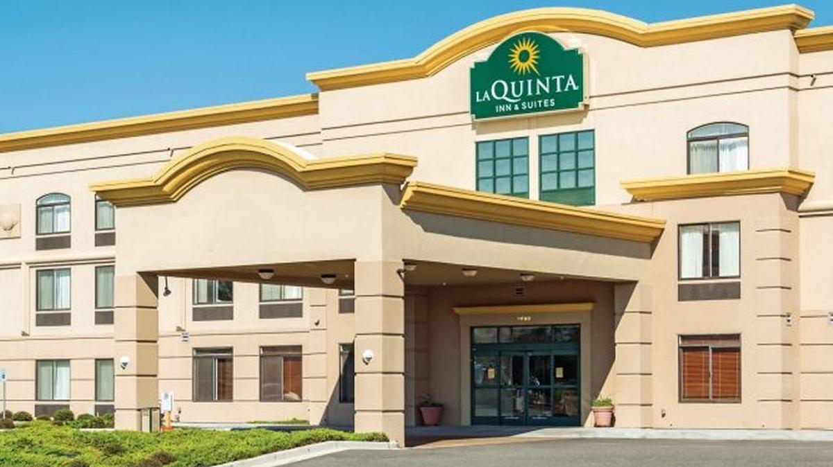 A West Richland man ended up in jail after people at a La Quinta in Kennewick heard him threatening to kill two 9-year-old boys on Sunday.