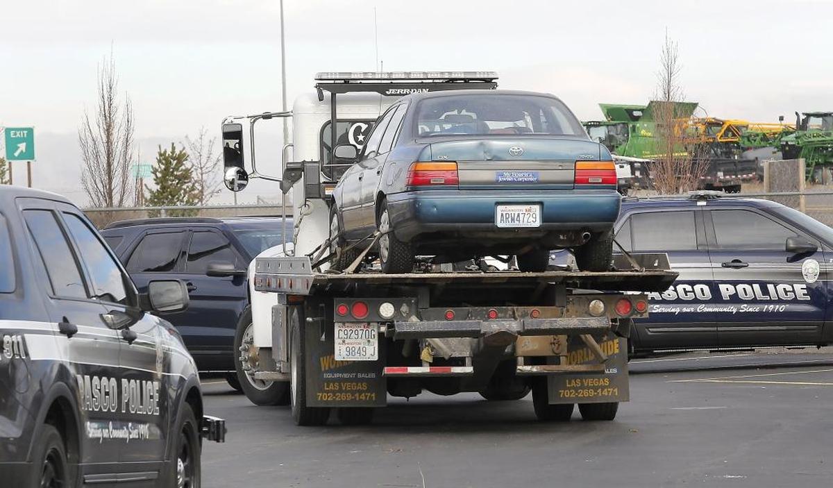 A tow truck removes an impounded Toyota four-door sedan Feb. 14 from the parking lot of the Rodeway Inn off Oregon Avenue in Pasco. Police linked the car in Hector Orozco Jr.’s possession to murder victim Bonnie Ross.