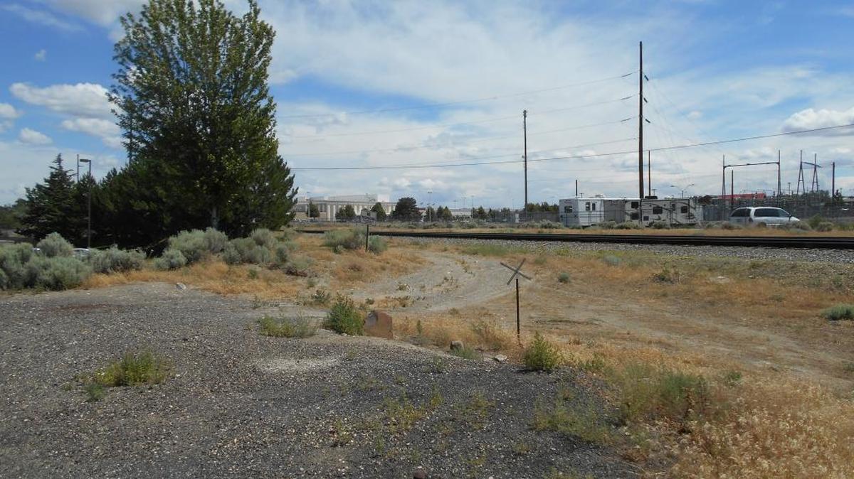 The Washington Supreme Court cleared the way for the cities of Kennewick and Richland to connect Center Parkway behind Columbia Center mall across railroad tracks with an at-grade intersection. Columbia Center dead-ends by a Holiday Inn Express to the south of the tracks, near Tapteal Drive.