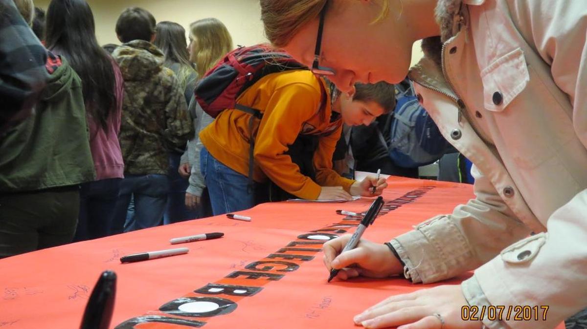 Kara Reasoner, right, and Tysen White, left, were two of the ninth graders at Finley’s River View High School pledging to continue to work toward the College Bound scholarship.