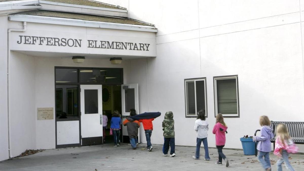 The Richland School District has hired an architectural firm to look at possible uses of the old Jefferson Elementary School once a replacement building for the school’s students is built in the next few years.