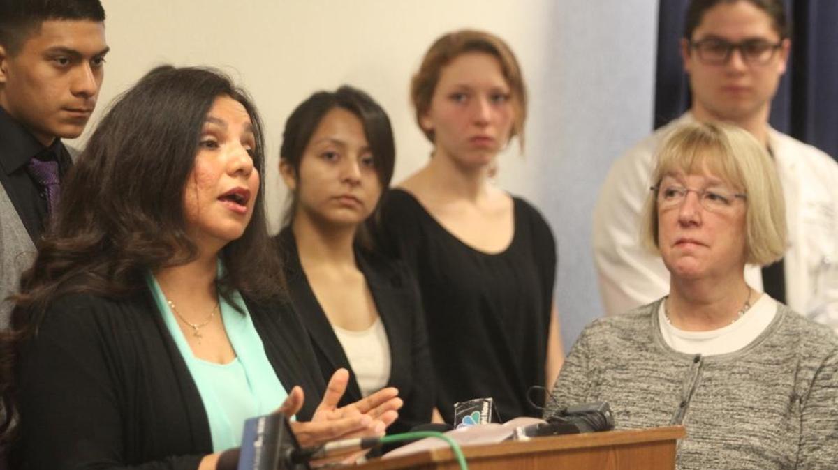 U.S. Sen. Patty Murray of Washington, far right, and other college and high school students listen as Selene Zapata, a Heritage University student, talks about the struggles she’s faced to pay for her education. Murray was at Columbia Basin College Wednesday to talk about legislation she’s introduced to make college more affordable