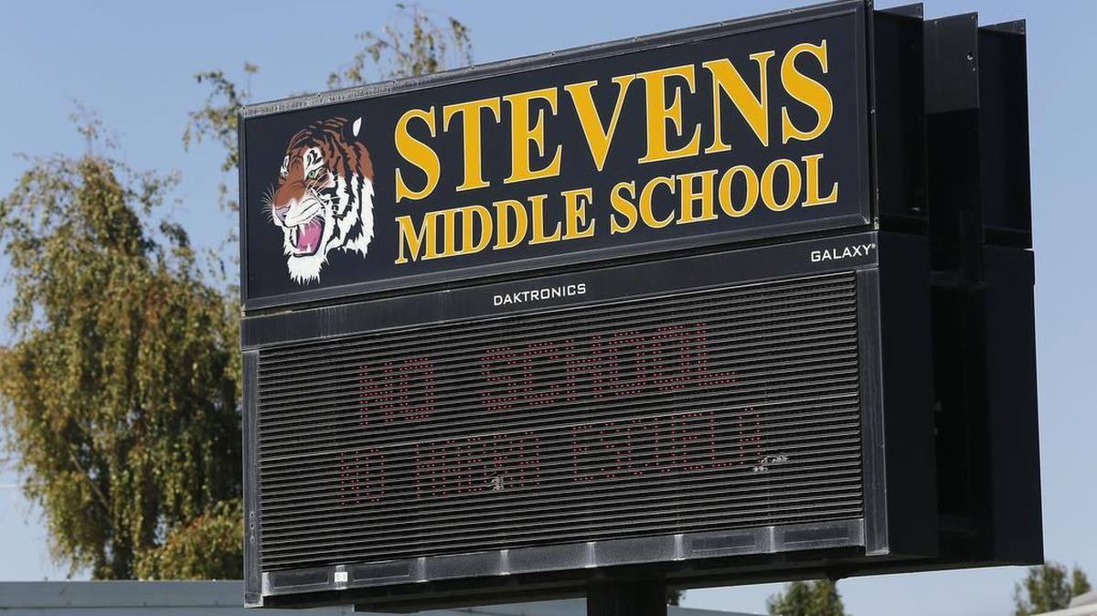 
A bilingual message on a sign at Stevens Middle School announces “No School” to parents and students because of the ongoing Pasco teachers strike. Classes are again canceled for Sept. 11.
