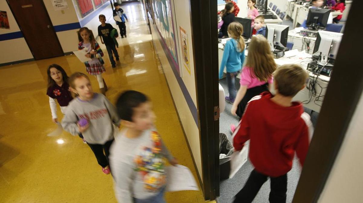 Badger Mountain Elementary students file into the computer lab for testing. Contrary to what lawmakers sometimes argue, letting school districts continue to raise money locally doesn’t necessarily violate the tenets of the McCleary case.