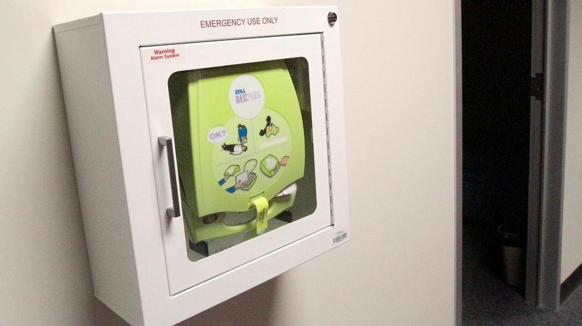 The Richland School District hopes to get hundreds of staff members certified in the use of automated external defibrillators, or AEDs, through a new set of courses a Enterprise Middle School teacher is organizing.
