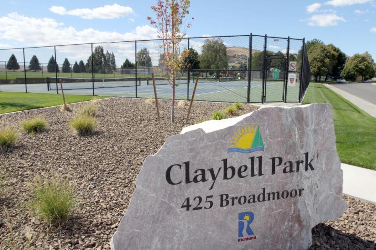 More than 20 people gathered in Richland’s Claybell Park for a fistfight.