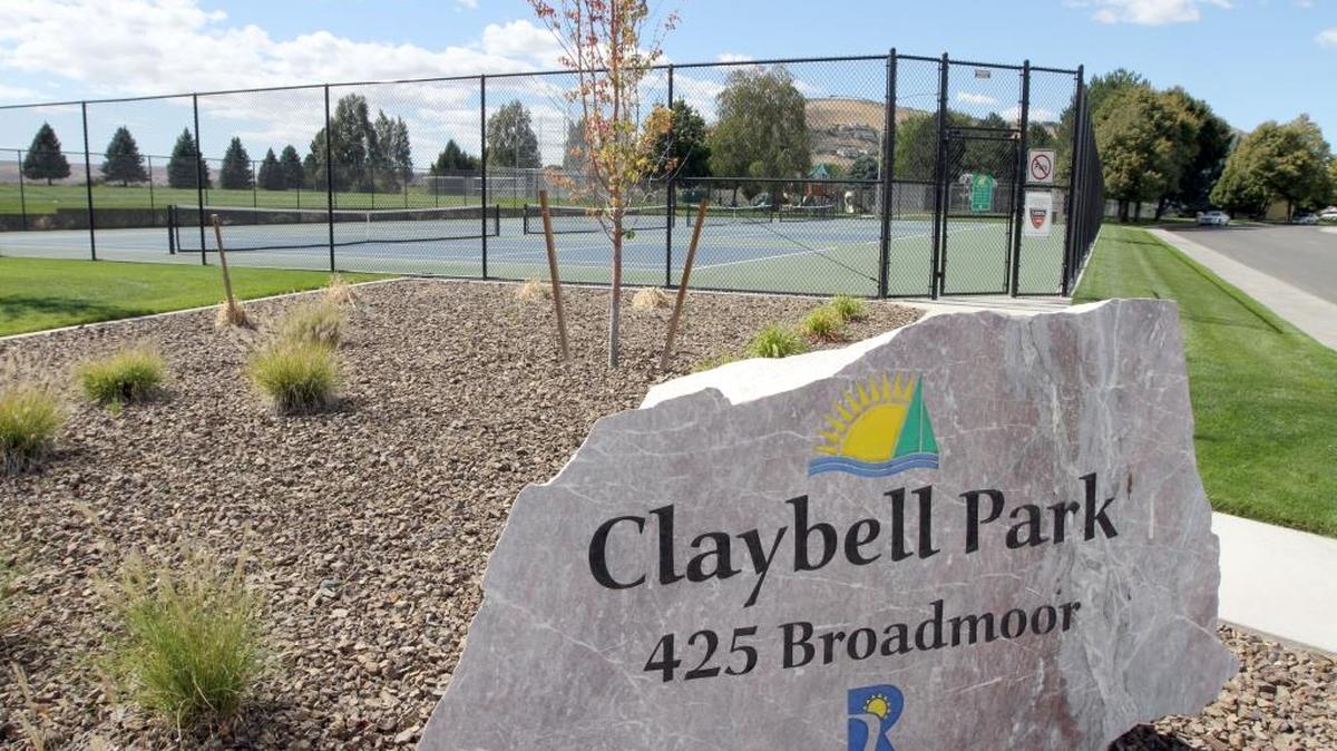 More than 20 people gathered in Richland’s Claybell Park for a fistfight.