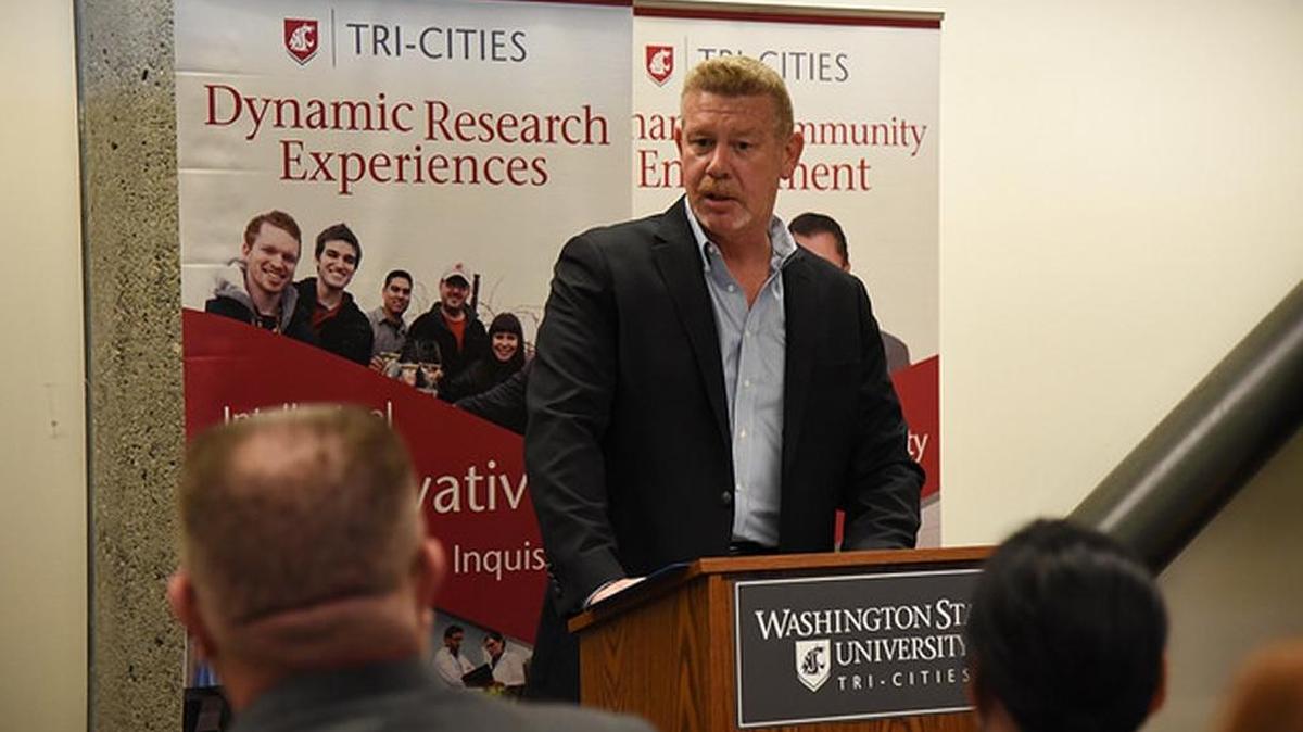 Ty Blackford, the president of CH2M HILL Plateau Remediation Company, speaks at a WSU Tri-Cities event.