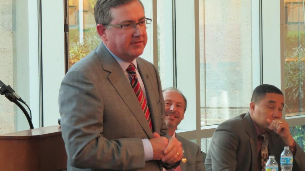 WSU President Kirk Schulz speaks to a group of students at WSU Tri-Cities about the College of Medicine.