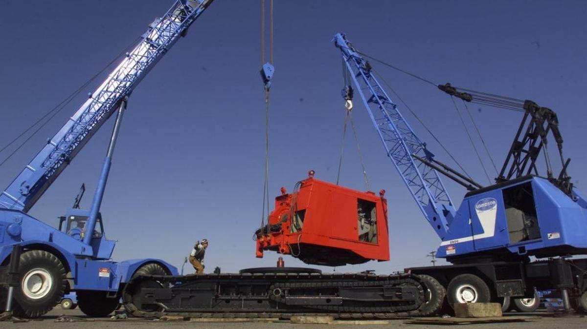 Neil F. Lampson workers help assemble a Port of Pasco dock crane in October 2000. After spending $1.3 million on the crane, Pasco is now ready to sell it because a lack of demand for container barging services on the Columbia River has idled the crane for five years.