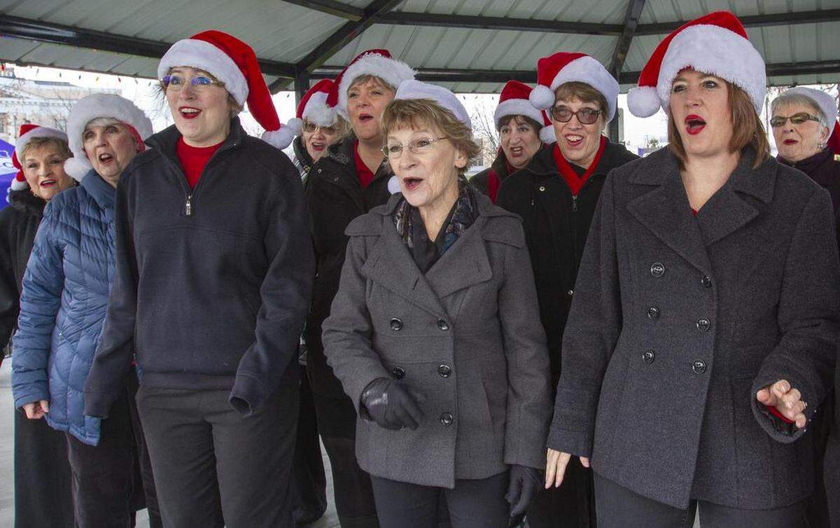 Rolling Hills Chrous sings “Feliz Navidad” at the Pasco Winter Fest in Volunteer Park.