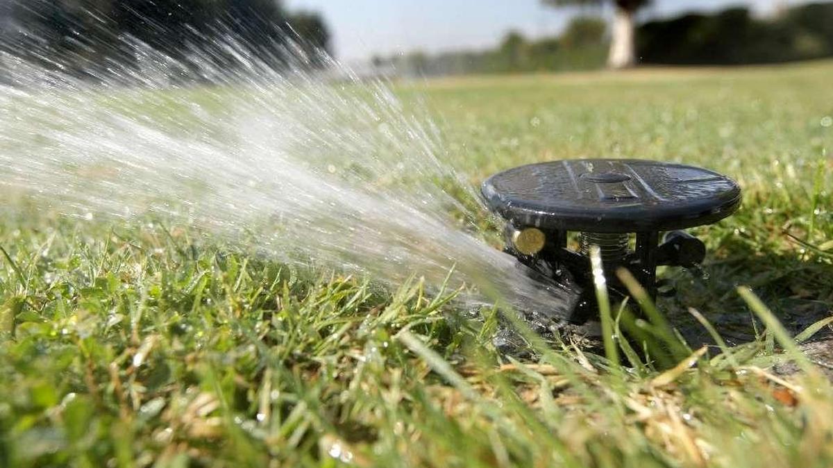A pipeline break on Edison Street has interrupted service to 3,500 Kennewick Irrigation District customers.
