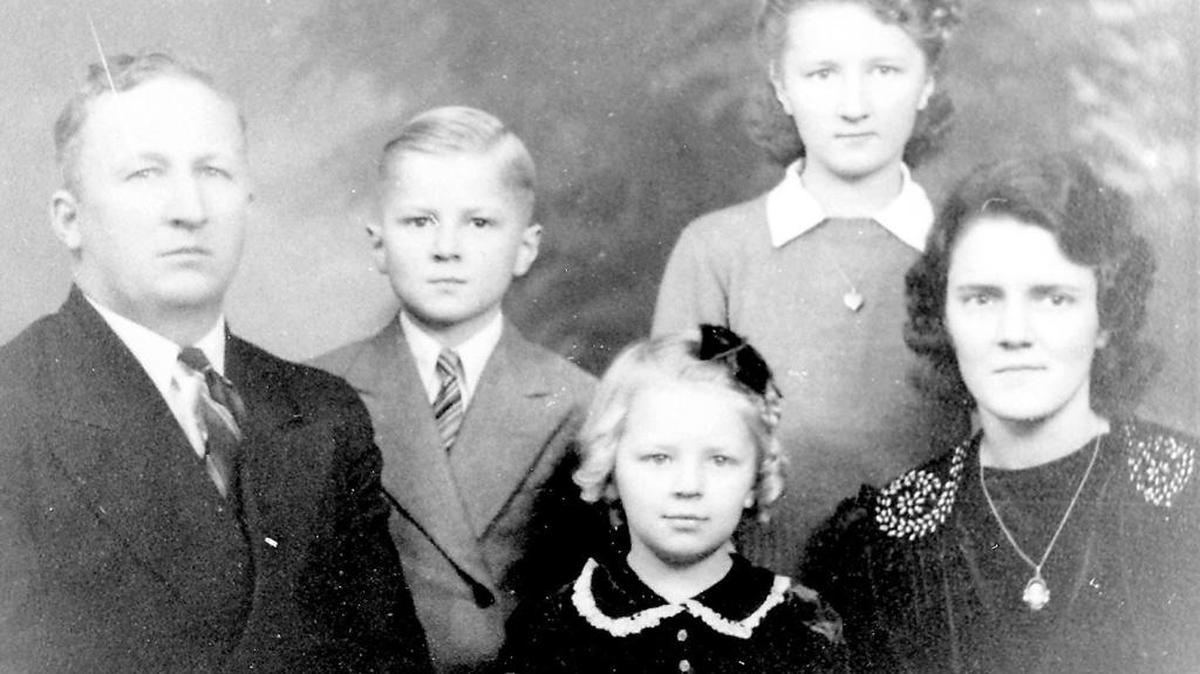 Left to right: Henry Smith, Wayne, Arlene (Thompson), Flo (DeFeyter) and Edith Liebel Smith, circa 1942.