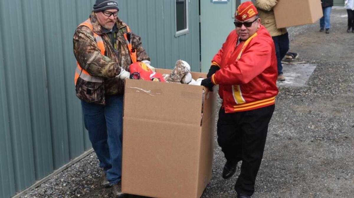 Jim Burks, a Hanford vitrification plant superintendent, and Michael Ridgel, a Toys for Tots coordinator, load toys into a truck for delivery at the vit plant construction site Thursday.