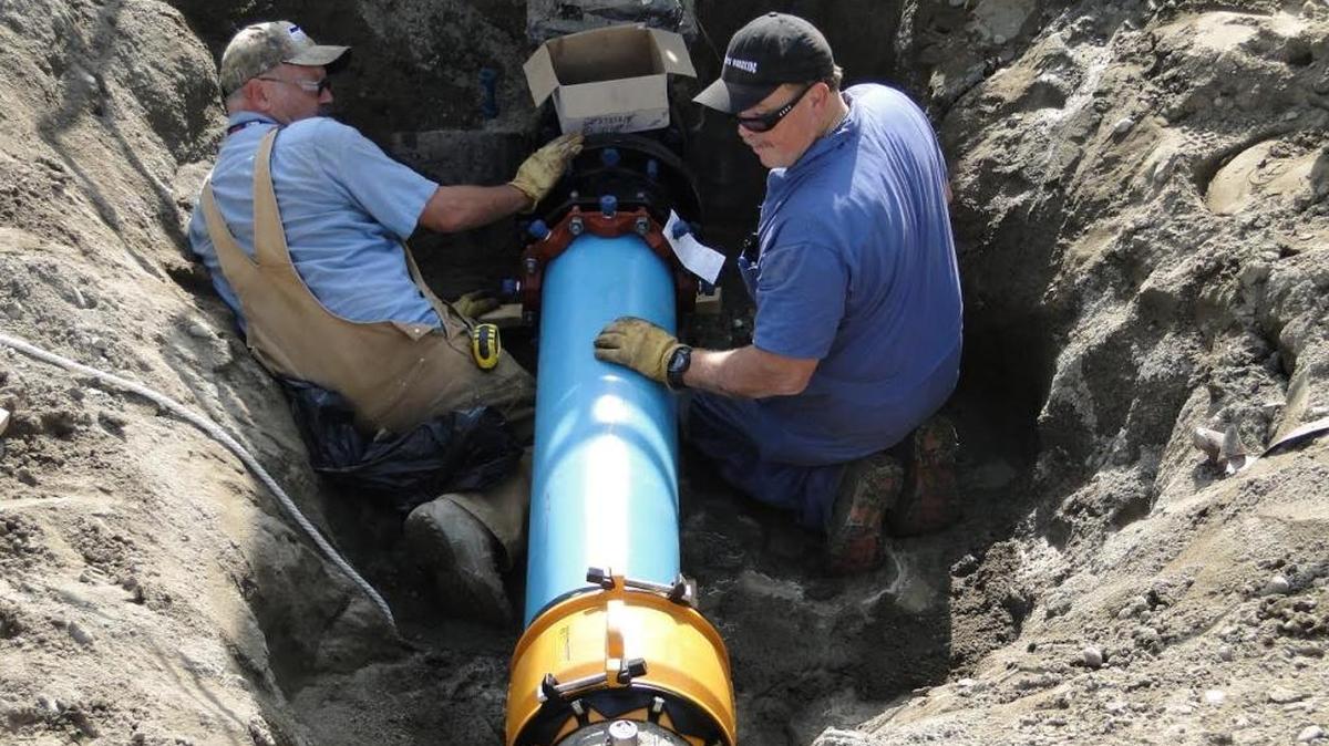 Hanford workers Bill Simmons, left, and Mark Dietz work on a water line repair at the Hanford nuclear reservation.