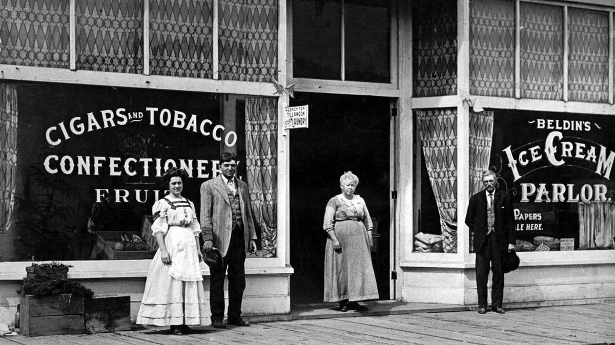 Beldin’s store and ice cream parlor served the people of Hanford in 1935. The only building still standing at the former town of Hanford is the high school.