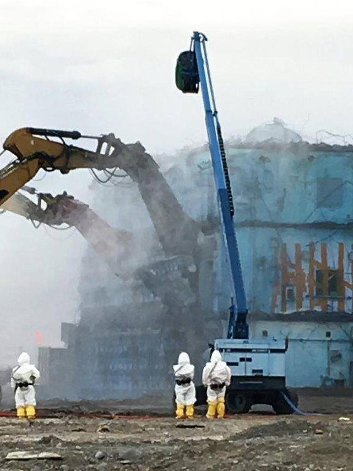 Work continues to demolish Hanford’s Plutonium Finishing Plant, with demolition now being done at the Plutonium Reclamation Facility at one end of the plant.