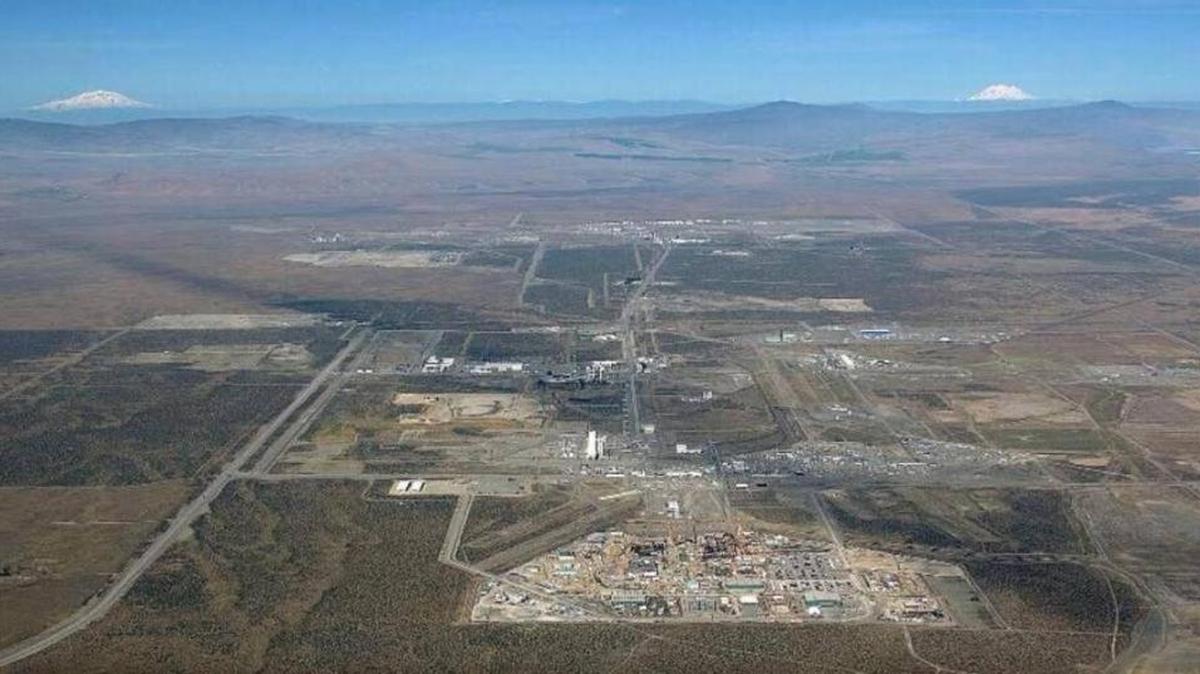 Eight Hanford nuclear reservation workers smelled suspicious odors outside a Hanford tank farm on June 13.