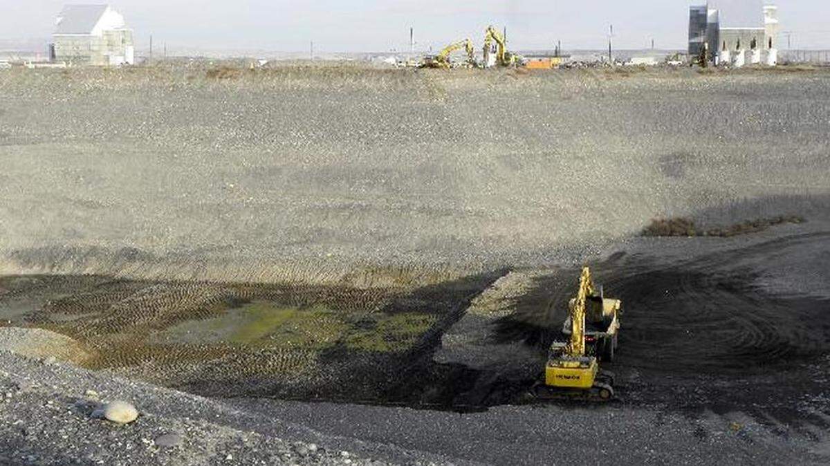Washington Closure Hanford workers excavated soil contaminated with chromium down to 85 feet below the surface near D and DR Reactors.