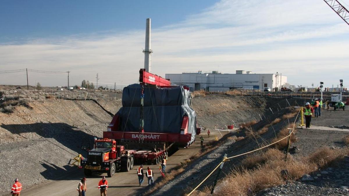 
The 340 vault is moved out of a pit at Hanford's 300 Area. The vault held two 15,000-gallon tanks with contamination from Hanford's former laboratory facilities.
