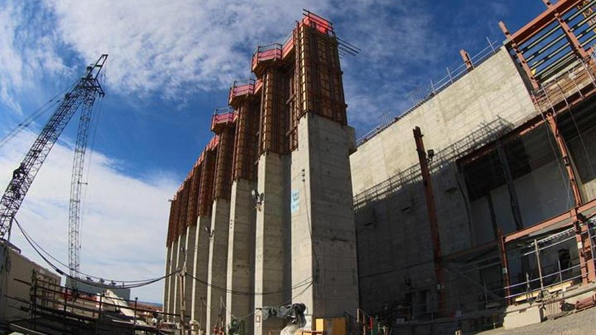 Concrete form panels were installed at the top of the vitrification plant’s High Level Waste Facility truck bay wall. The High Level Waste Facility is one of the four largest buildings at the plant.