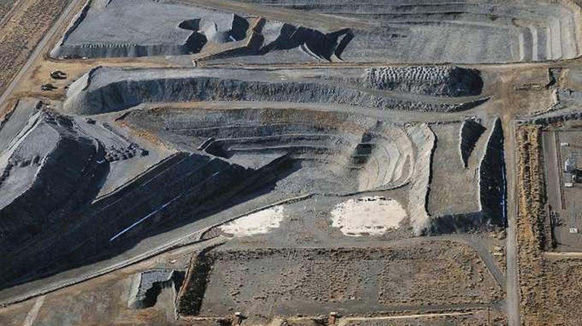 
Workers dug up contaminated soil 85 feet deep near Hanford’s former C Reactor to remove chromium contamination. The dig sites were so deep that mining engineers helped plan the tiered sides of the holes with safety benches about every 20 feet and roads to the bottom.
