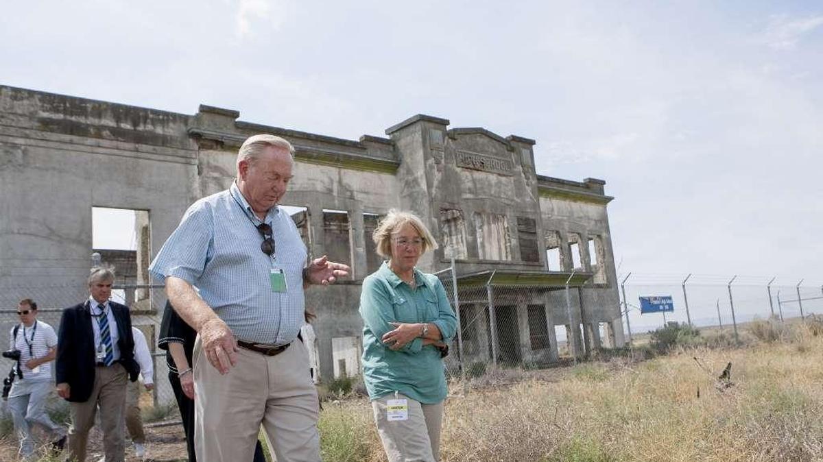 Gary Petersen, then vice president of the Tri-City Development Council, leads Sen. Patty Murray, D-Wash., on a tour of the old Hanford high school shortly before it was included in a new national park.