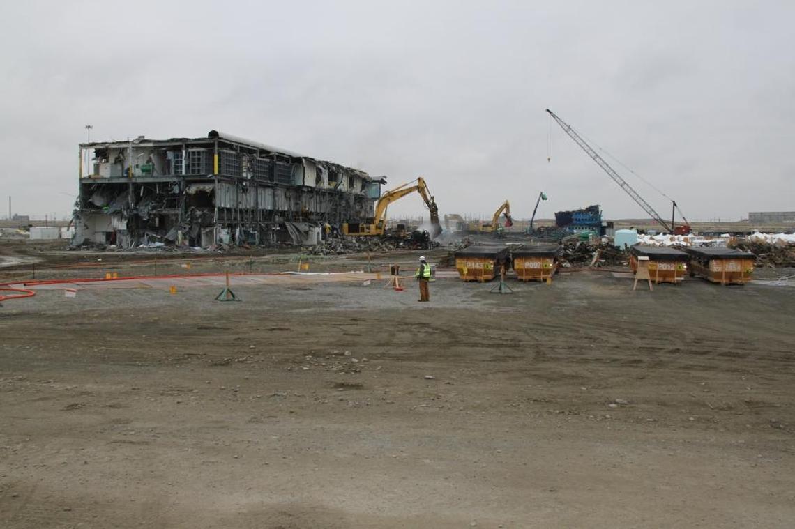 All that remains of the once-massive Plutonium Finishing Plant is shown. The blue structure on the right is all that remains of the plant’s Plutonium Reclamation Facility that was attached to the main portion of the plant.