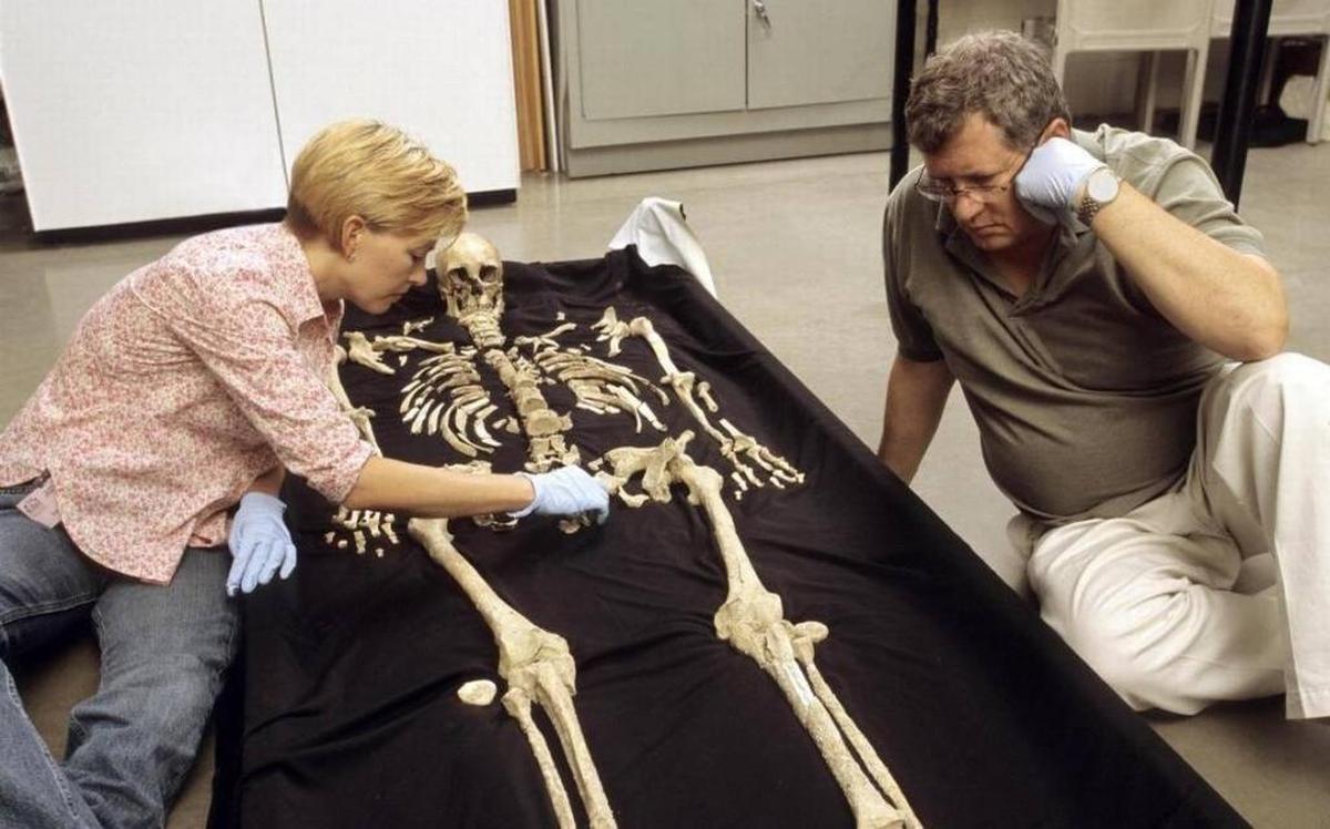 Smithsonian physical anthropologists Karin Bruwelheide, left, and Doug Owsley discuss the position of the Kennewick Man skeleton during an anatomical layout of the remains.