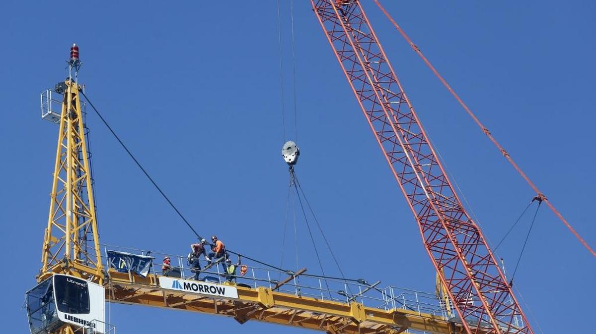 Workers take down a piece of a crane Thursday that had been used in the construction of Kadlec Regional Medical Center’s River Pavilion tower in Richland. The 225-foot crane from Morrow Equipment has been used by workers with Bouten Construction to move building materials for the past year. The $72 million tower addition — including one floor of intensive care and three floors of acute care — is estimated to be completed in this fall.