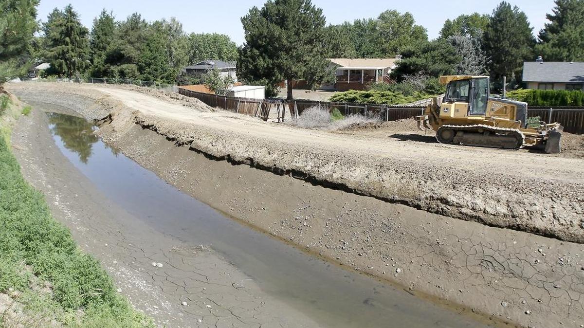 The Kennewick Irrigation District has expanded its service shut down while it attempts to repair a leak in the Main Canal near Badger Road and Interstate 82.