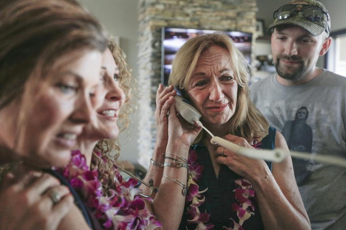 Becky Elzinga, center, listens to her son’s heart beat in Bobby Nakihei’s chest during a gathering last year. Nakihei received a heart and kidney from Justin Elzinga, a 20-year-old Kennewick man who died in January 2017 while packing for spring semester at Washington State University in Pullman. Becky and the rest of Justin’s family will be honored Wednesday by Gov. Jay Inslee during a ceremony in Olympia as part of National Donate Life Month.