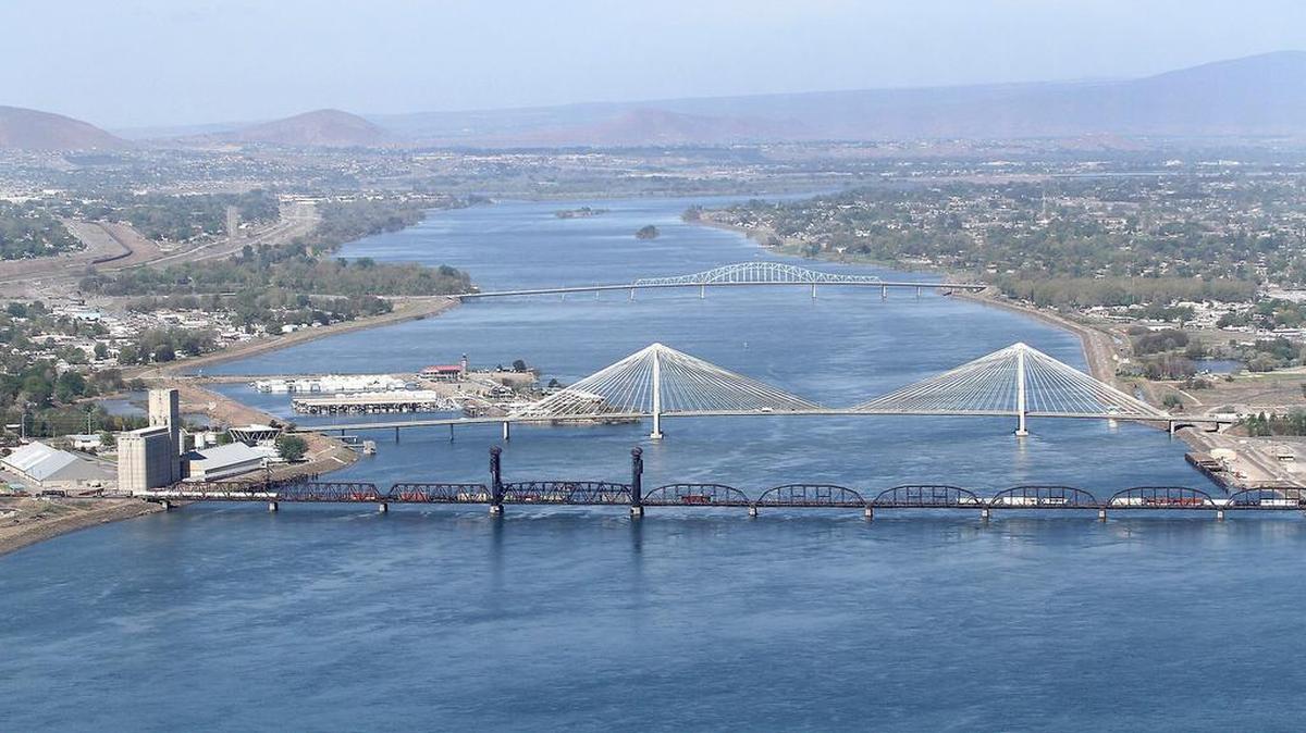 Tri-Citians are hoping to convince Congress to return control of the Columbia River shoreline to local governments.