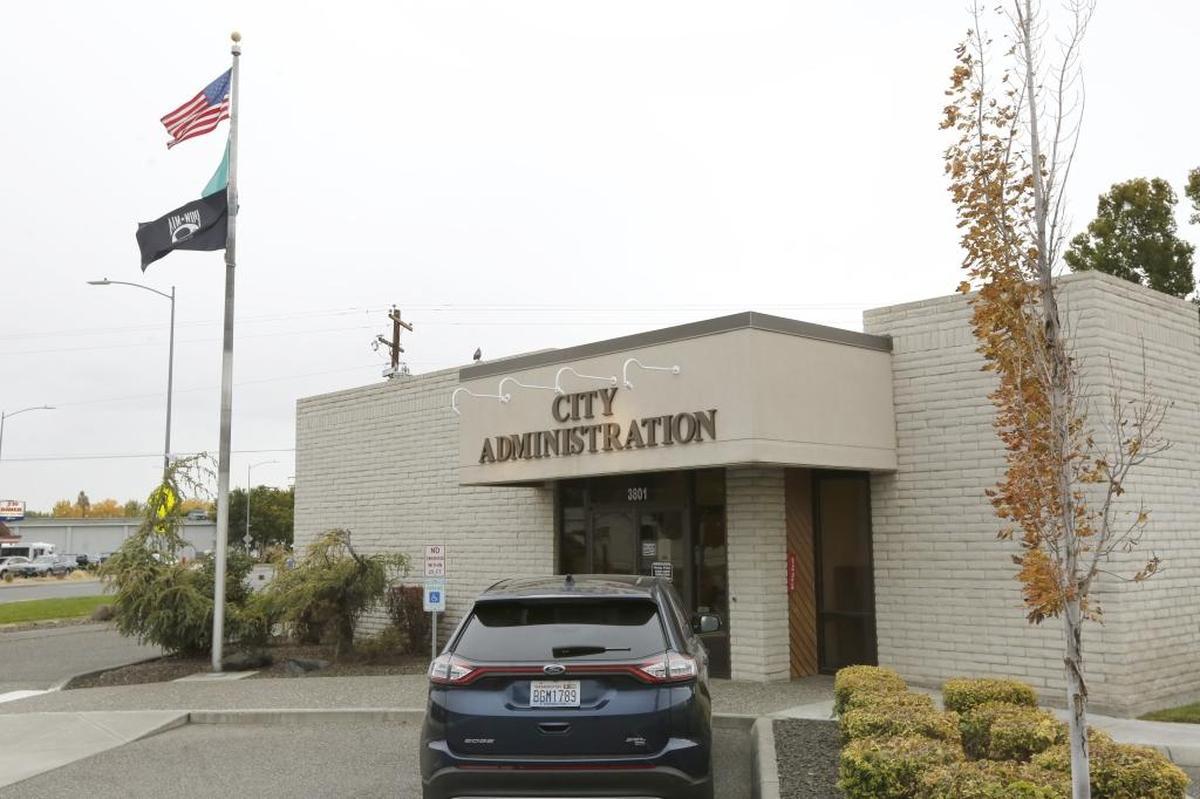 West Richland residents will decide whether to return a longtime former mayor to office or stick with the current mayor in the Nov. 7 election.