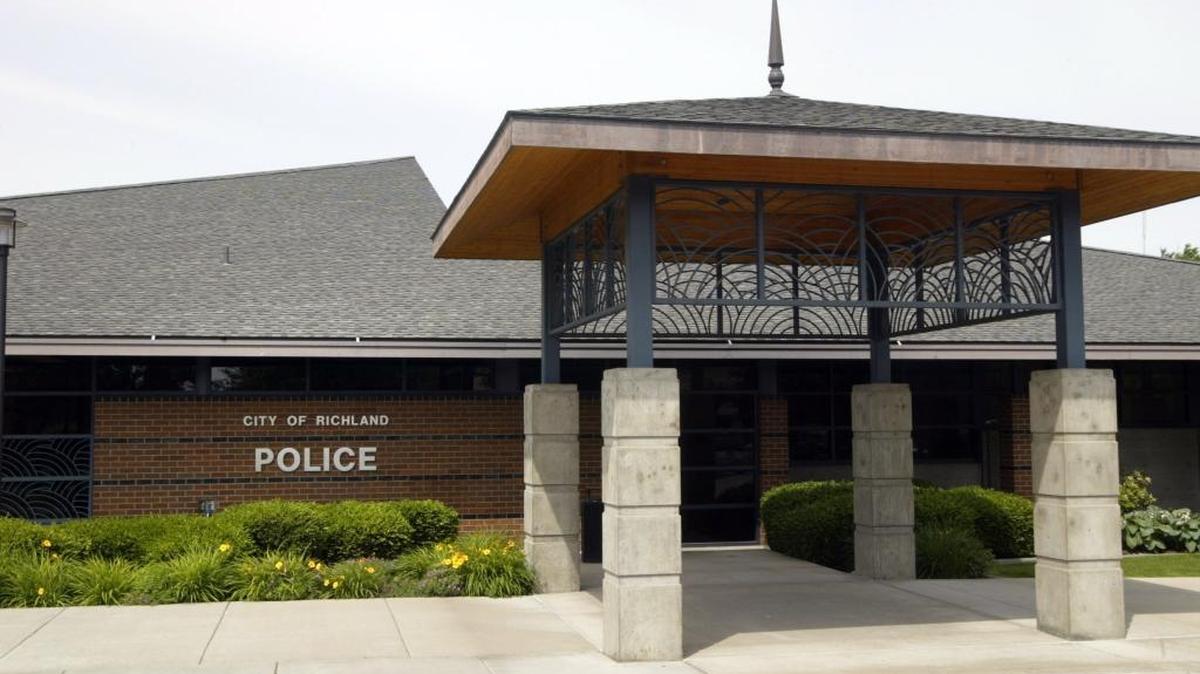 Sully Bayless stopped by the Richland Police Department on Monday to collect the nearly $1,100 in cash he lost Thursday after leaving a stuffed envelope on his car’s trunk.