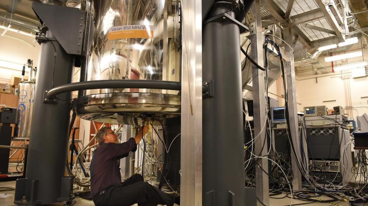 Karl Mueller, an expert in nuclear magnetic resonance spectroscopy at Pacific Northwest National Laboratory, is expected to hold the first joint appointment at the University of Oregon. Students will have opportunities to work with world-class researchers and instruments, like this 850 MHz Wide-Bore NMR.