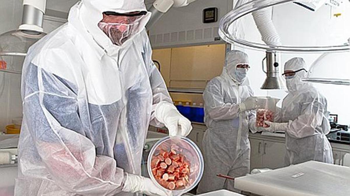 
Scientists at PNNL’s Shallow Underground Laboratory use an electroforming process to produce high purity copper for ultra-low background detector research and development for environmental, national security and fundamental physics applications. This research supports activities including international treaty verification to prevent and counter acts of terrorism. 
