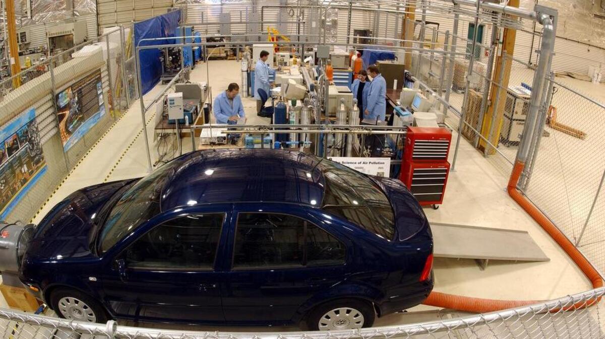 Researchers in PNNL’s Engine Emissions Laboratory investigate catalysts, particulate traps and other methods for reducing diesel engine emissions.