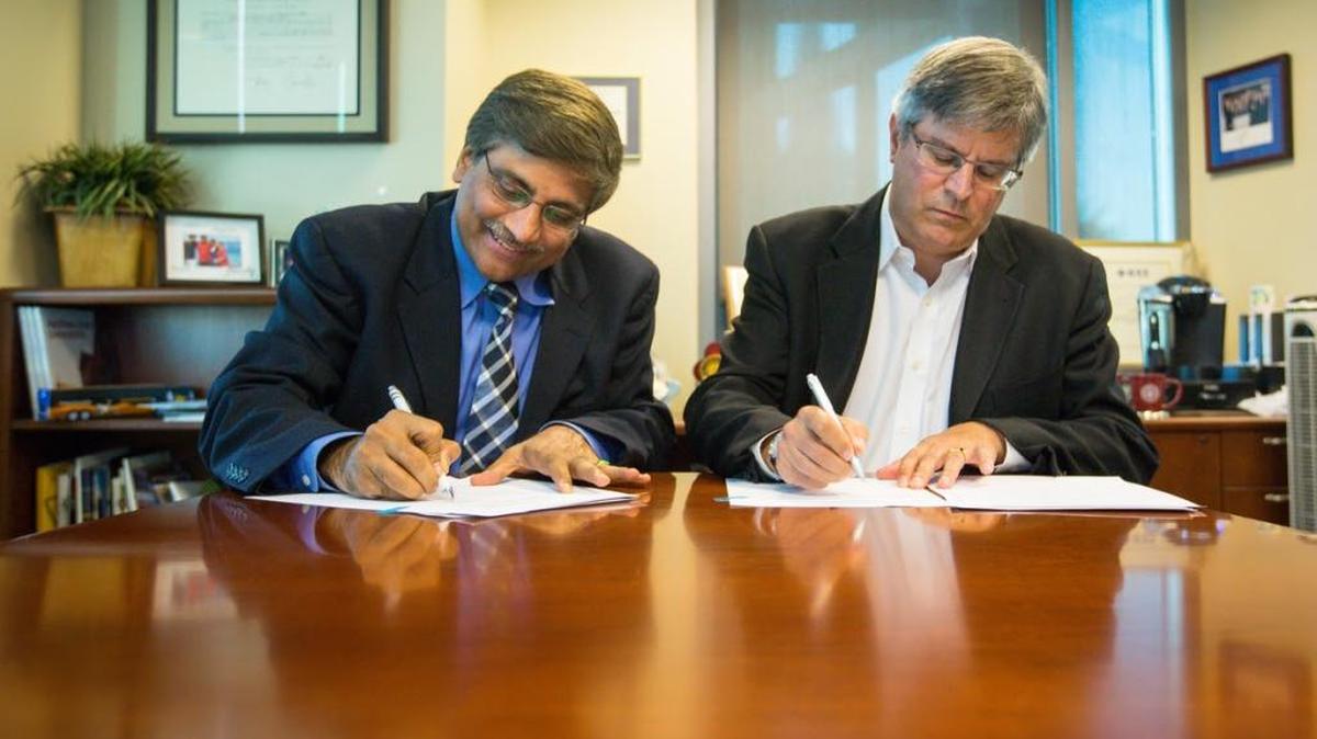 
Sethuraman “Panch” Panchanathan, senior vice president of research at Arizona State University and Doug Ray, director of strategic partnerships at Pacific Northwest National Laboratory sign an agreement to collaborate on research projects.
