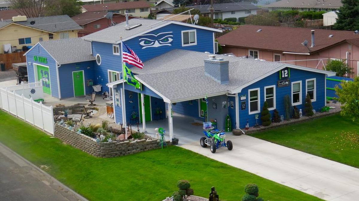 Sharon Ensz’s home in Othello is about as 12th Man as you can get. To say the home on East Oak Street sticks out from others in the neighborhood is an understatement.