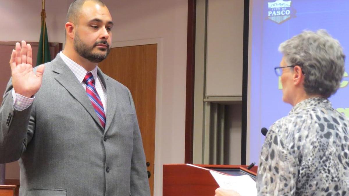Chi Flores takes the oath of office Monday to become Pasco’s newest city councilman.