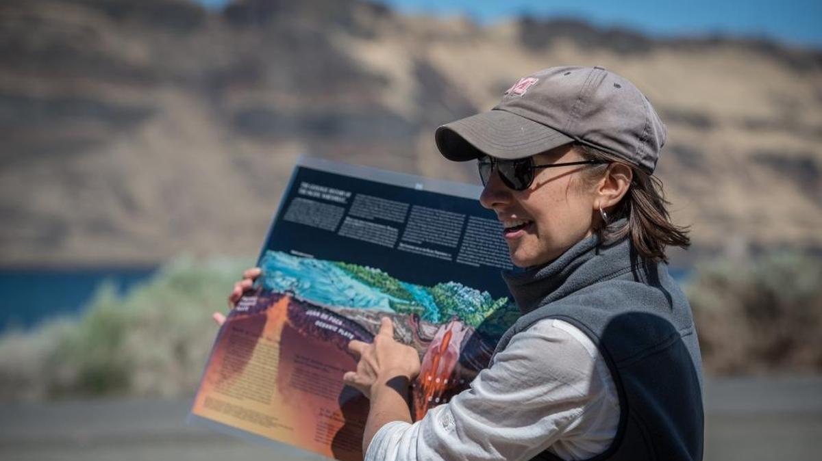 In support of STEM education, Pacific Northwest National Laboratory researcher Frannie Smith spent a day with Mid-Columbia teachers, explaining how to enrich land and water science curriculum in the classroom and providing a scientist’s perspective on how to conduct field experiments.