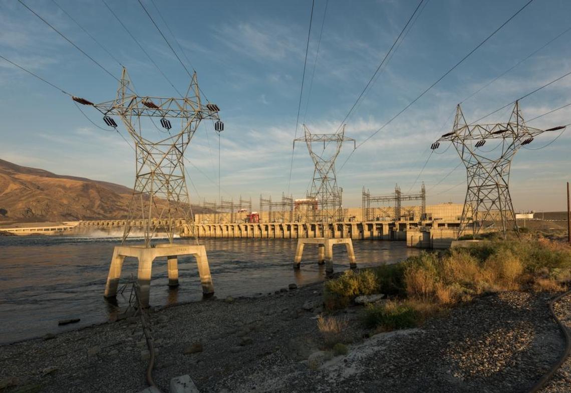 The Washington Department of Ecology and Grant PUD are responding to a mineral oil leak at Priest Rapids Dam.