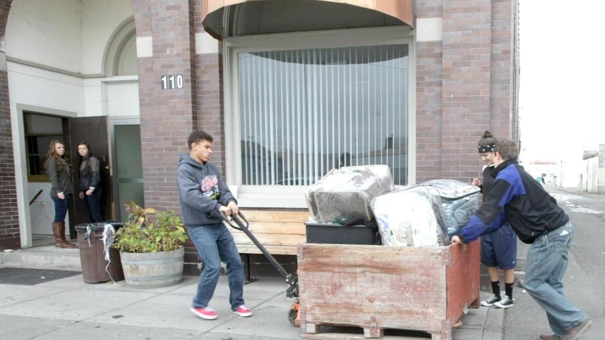 Students from Richland High School volunteer in 2012 at the Tri-City Union Gospel Mission in Pasco, delivering donated items to the women’s shelter facility.